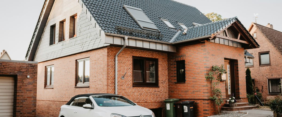 Wohnhaus mit Auto und Auffahrt