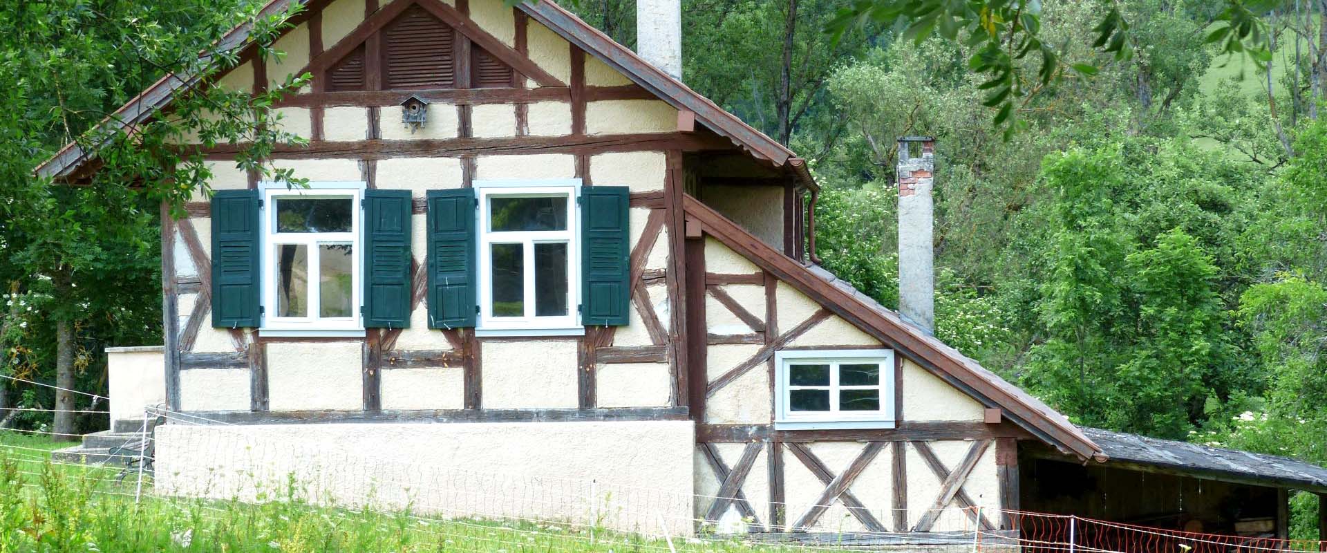 Bäuerliches Wohnhaus mit Fachwerk inmitten Natur